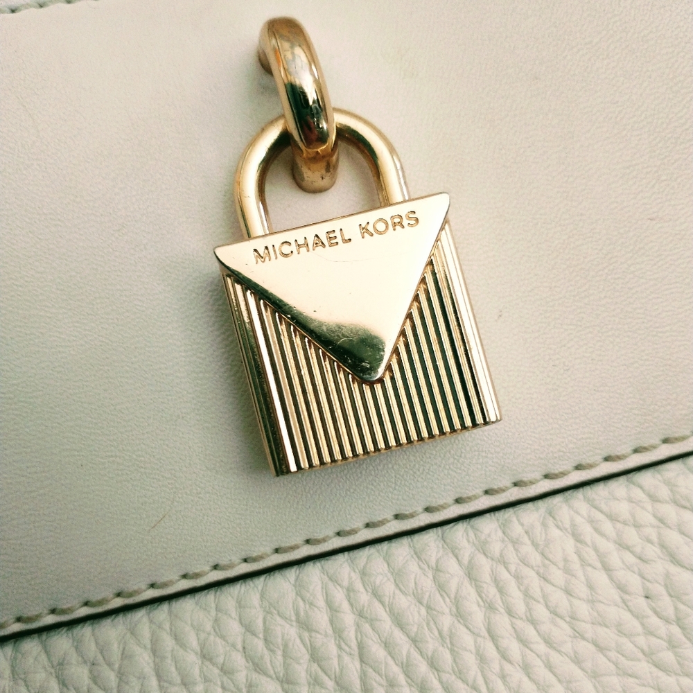 Michael Kors Gramercy (100% Leather) White/Cream Large Crossbody Bag. - Picture 4 of 13